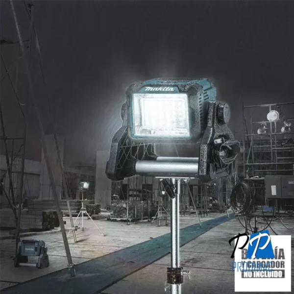 DML811-3.webp Reflector 18V LXT 3000 Lm (Sin Baterias/Sin Cargador) Makita DML811