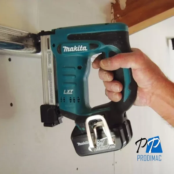 Engrapadora 18V 10 mm (3/8") Cap. 98Clavos (incl. 2 baterias de 3 Ah + Cargador) Makita DST221RFE