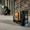 DCE088D1G-QW-4.webp Nivel Láser de Líneas Cruzadas Luz Verde 12 V 15 Mts Dewalt DCE088D1G-QW