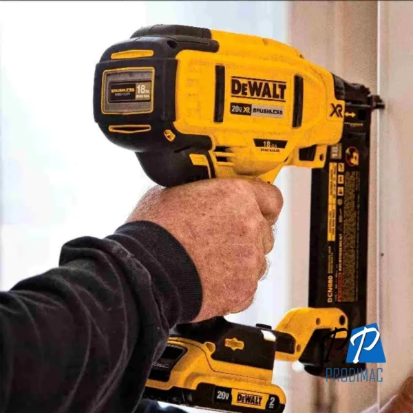 Clavadora 5/8" - 2 1/8" 20V Calibre 18 Xr Baretool Dewalt DCN680B