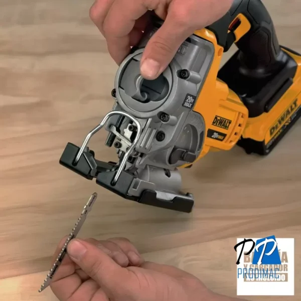 Sierra Caladora 1" 20V V.V. C.C. (Sin Baterias / Sin cargador) Dewalt DCS331B